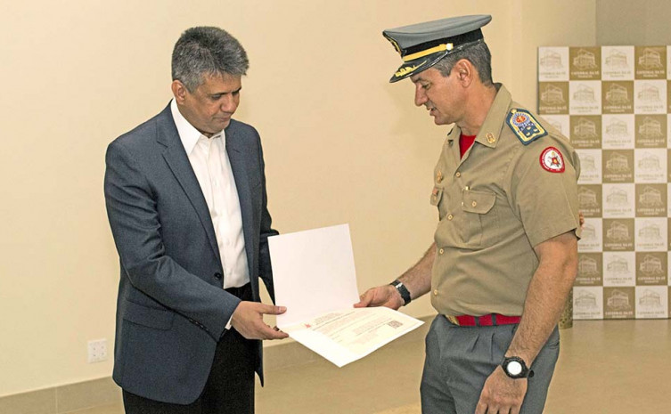 Coronel Leandro entrega certidão ao Bispo Edson Gaspar