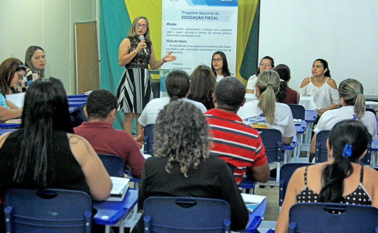 Andreia Feitosa e Elmirian Guedes apresentam os programas Nacional e Estadual de Educação Fiscal