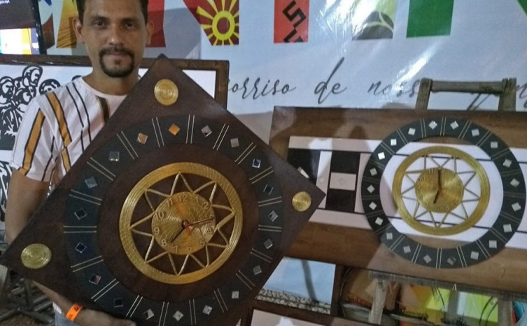 Geciel Tavares levou seus quadros para o estande