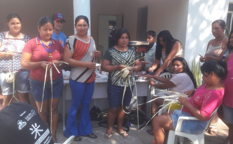 Oficina de artesanato destinada as comunidades tradicionais e aos indígenas da aldeia Xerente, em Tocantínia