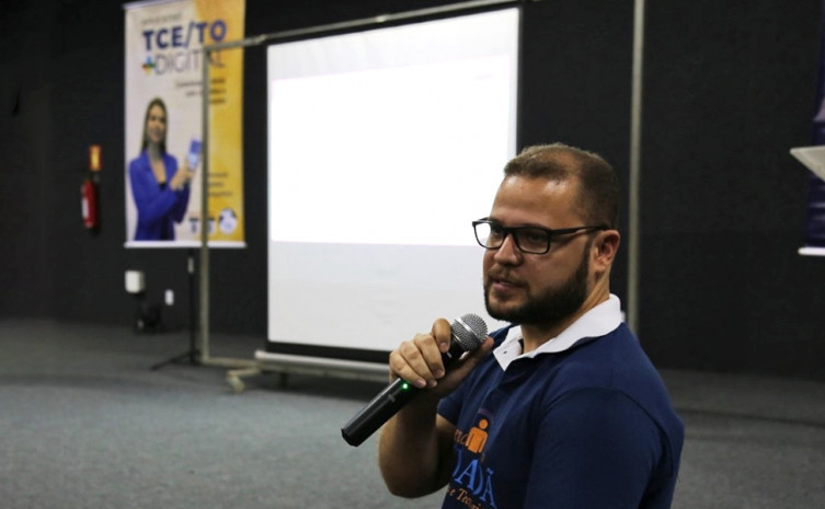 Lucas Sousa Luz durante palestra sobre o Portal da Transparência