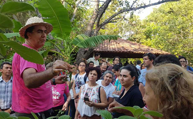 Prof. Dr. Valdely Ferreira Kinupp mostrou a diversidade das Plantas Alimenticias não Convencionais (PANCs)