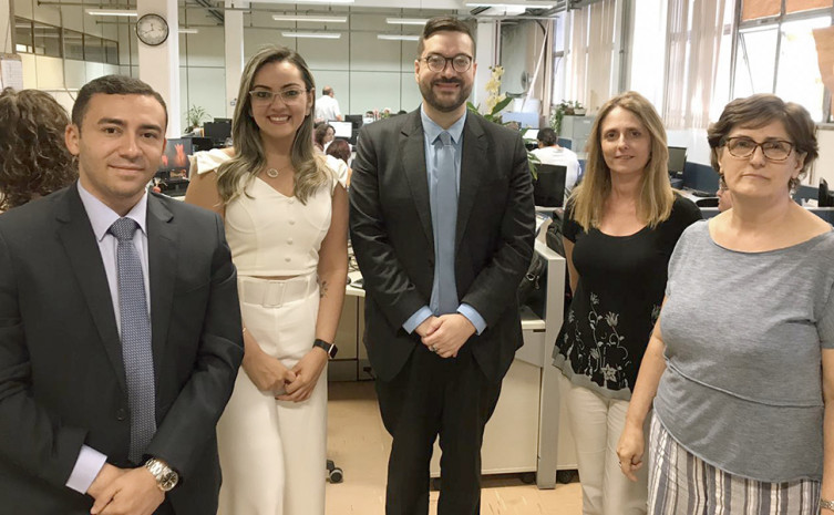 Os colaboradores Renata Vasconcelos e João Antônio Moreira, com  os representantes Escola Paulista de Defesa do Consumidor