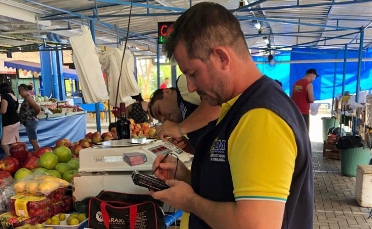 Metrologia Estadual aprova 100% das balanças verificadas em ação na Feira da 304 Sul em Palmas