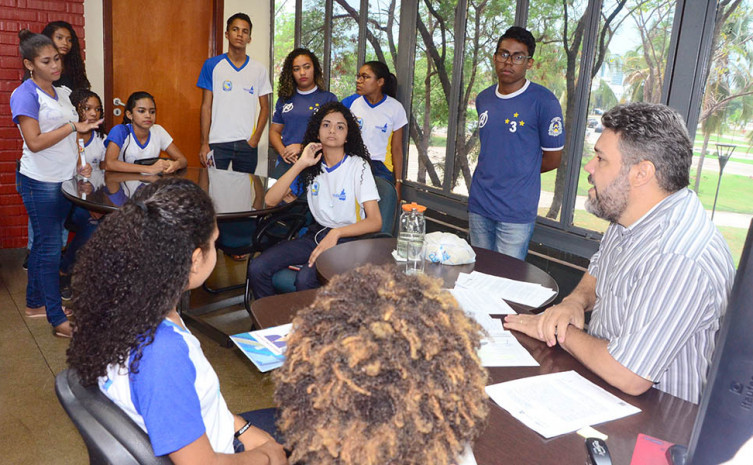 Estudantes visitam setor de fiscalização de contratos da CGE