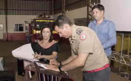 Corpo de Bombeiros e Secretaria da Saúde renovam parceria para manutenção do Projeto Cinoterapia