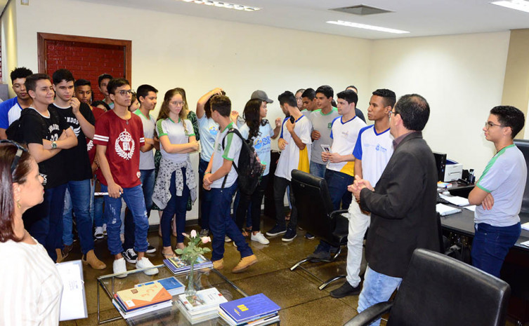 Estudantes visitam gabinete do secretário-chefe da Controladoria