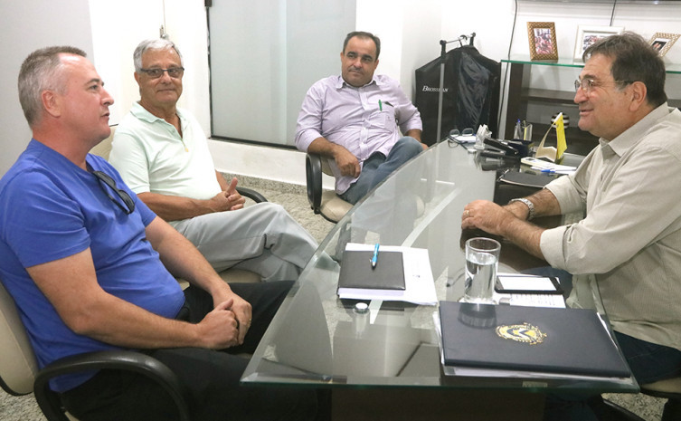 Secretário, responsável da Diocese de Miracema e o gerente de  Agroindustria da Seagro debatem projeto em Jurina 