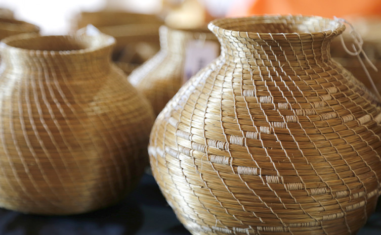 O edital prevê seleção de um artesão individuais e duas associações que trabalhem com o capim dourado