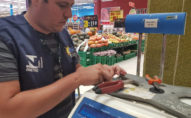 Todas as balanças comerciais de pesagem foram verificadas em ação conjunta da Agência de Metrologia e do Procon