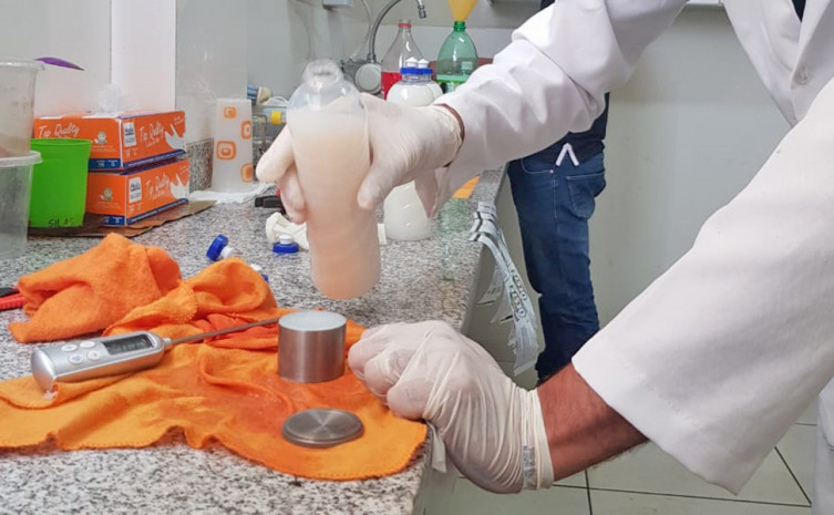 Produtos de limpeza em teste metrológicos no laboratório de Pré-Medidos da Agência de Metrologia