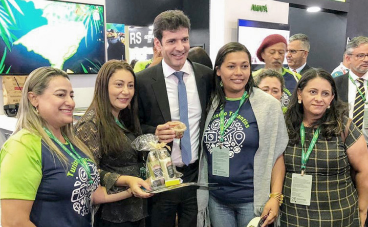 Ministro do Turismo (c) visita o estande do Tocantins na Festuris