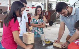 Acadêmicos da Unicatólica recebem oficina sobre técnicas de construção de caixas para criação de abelha sem ferrão