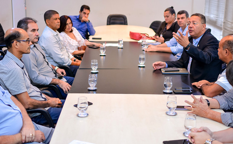 Secretário  da Indústria, Comércio e Serviços Tom Lyra, discute com empresários de Palmas a regularização de distritos industriais