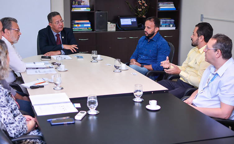 Secretário Tom Lyra recebe informações de  executivos da empresa Corteva em reunião na Secretaria da Indústria, Comércio e Serviços