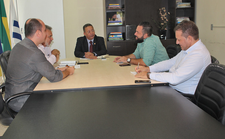 Secretário Tom Lyra e diretor executivo da Caliza Calcários tratam de investimentos no Tocantins