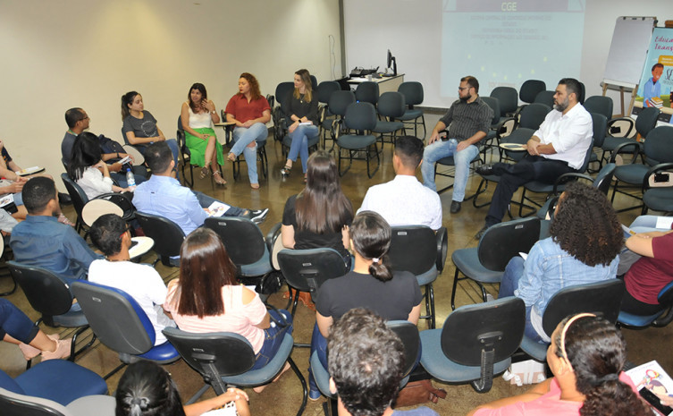 Mesa redonda entre alunos e técnicos da CGE sobre as frentes de atuação do órgão