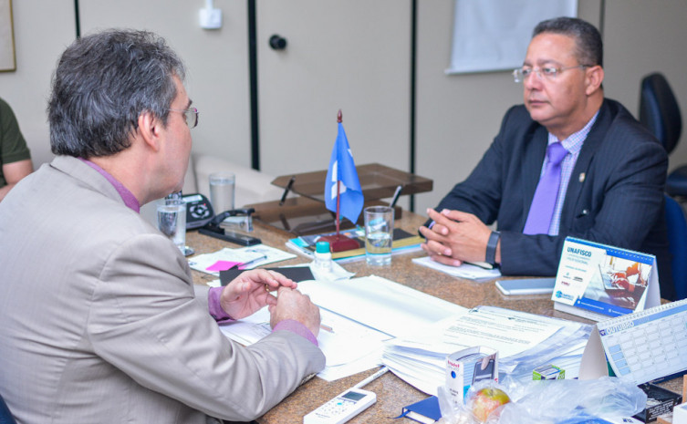 Secretário Tom Lyra e o delegado José Marcio Bittes, durante encontro na Receita Federal