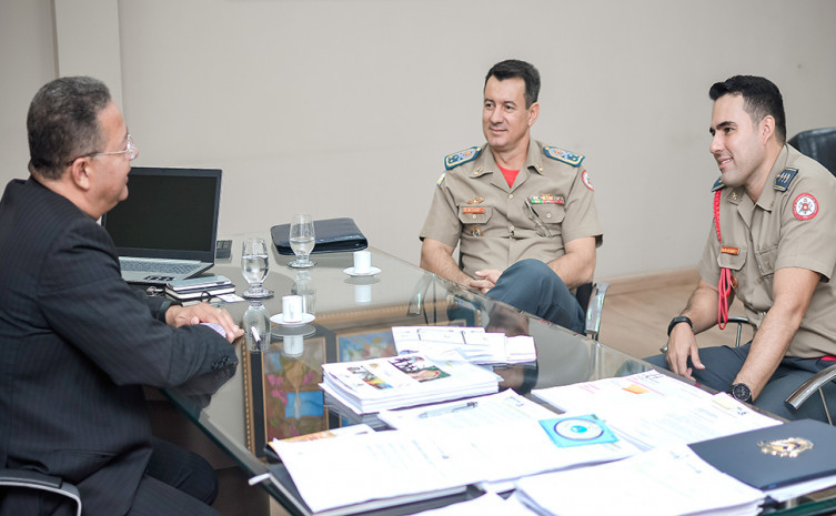 Secretário Tom Lyra durante encontro com o Comandante Geral do Corpo de Bombeiros, Coronel Reginaldo Leandro da Silva, acompanhado do Major José Roberto