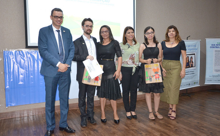 Aluna e professora foram premiadas com tablets e celular