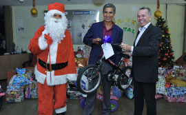 Administração entrega presentes da campanha Papai Noel dos Correios