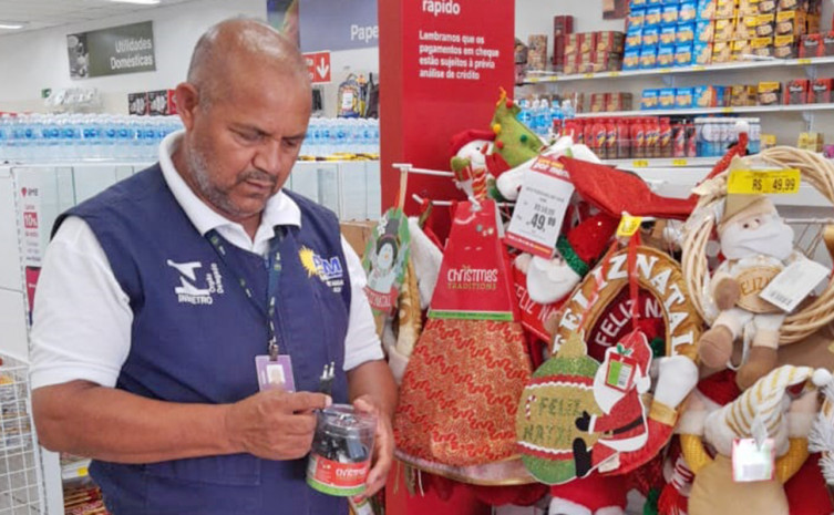 Técnicos da Metrologia Estadual verificam brinquedos durante a Operação Papai Noel