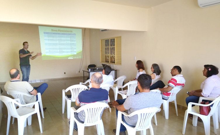 Além da reunião para alinhar os trabalhos, a equipe também está expondo os casos de sucessos, resultados dos trabalhos desenvolvidos pelos extensionistas 