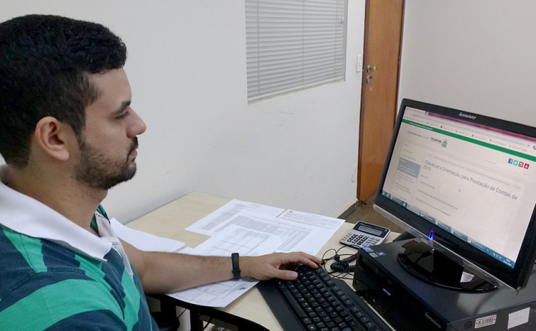 Contador da CGE, Rivaldo Soares do Nascimento, prepara  documentação para prestação de contas do órgão 
