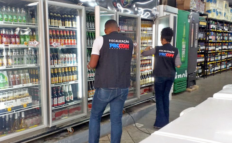 Fiscais do Procon Tocantins durante fiscalização preventiva nos estabelecimentos que comercializam  bebidas 