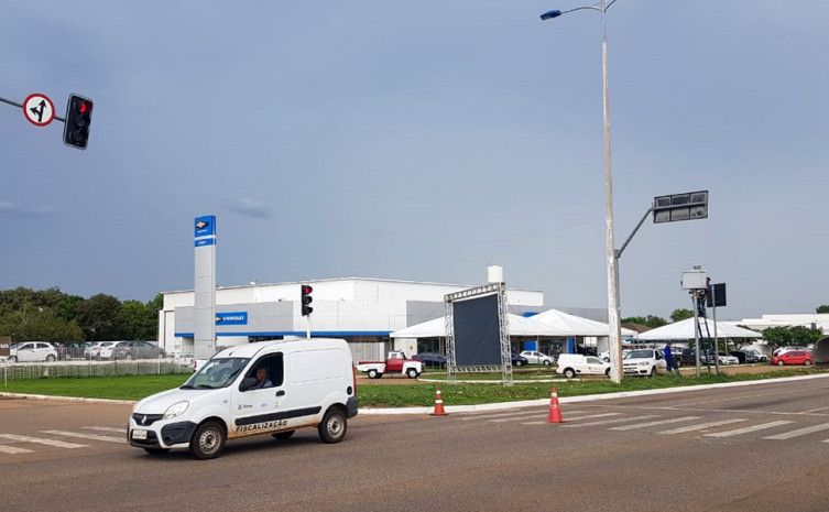 Equipe de Instrumentos da AEM verifica radares fixos da Avenida Teotônio Segurado