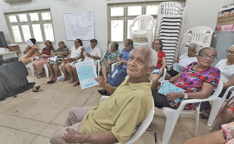 Grupo Idade Feliz do Aureny III durante palestra sobre Planejamento Familiar