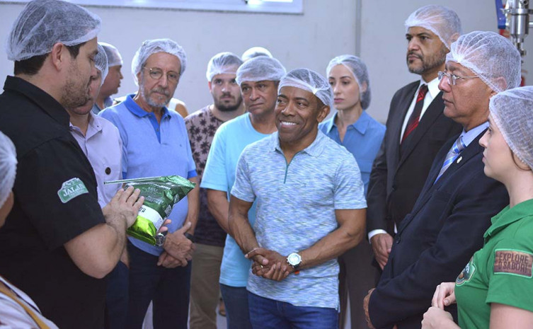 Alessandro Bakk mostrou produtos usados na fabricação das bebidas