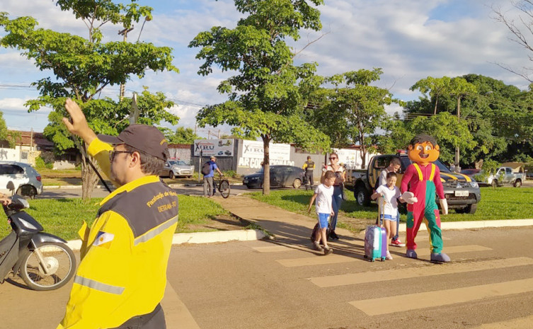 Orientação na faixa de trânsito em frente à escola municipal