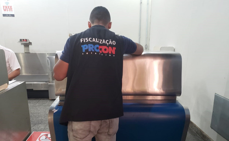 Empresa aérea é autuada pelo Procon por falta de informações sobre cancelamento de vôo 