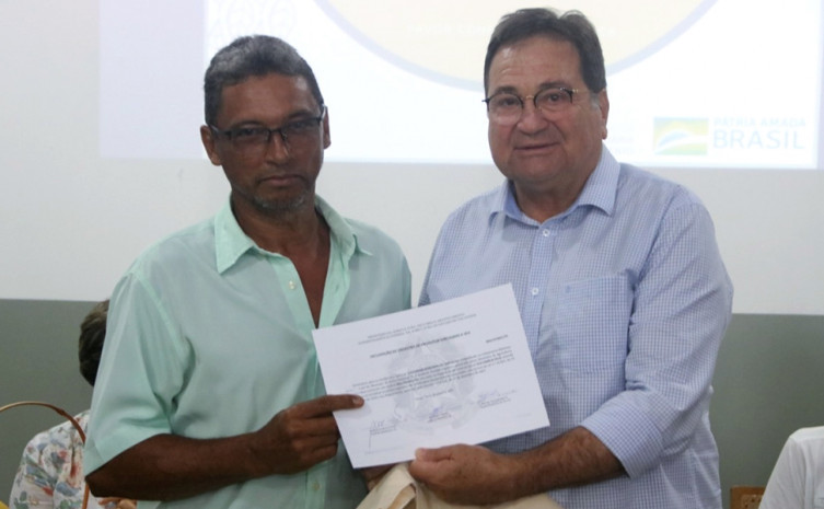 Secretário César Halum entrega declaração ao produtor Josias Garrijo