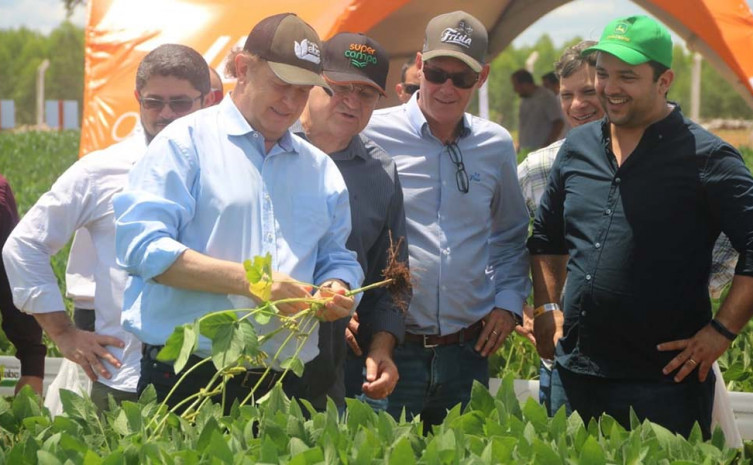 Governador Mauro Carlesse e comitiva visitam estrutura do primeiro Show Tecnológico Cerrado