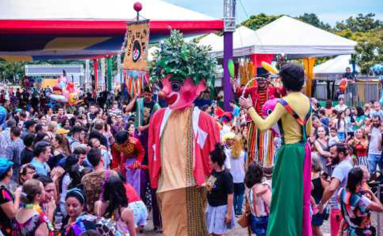 Mais de 10 mil foliões lotaram a praça 