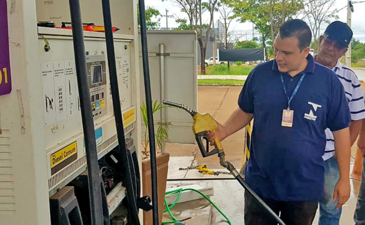 Agentes metrológicos da AEM verificam se os equipamentos estão identificados com lacres e com o Selo do Inmetro