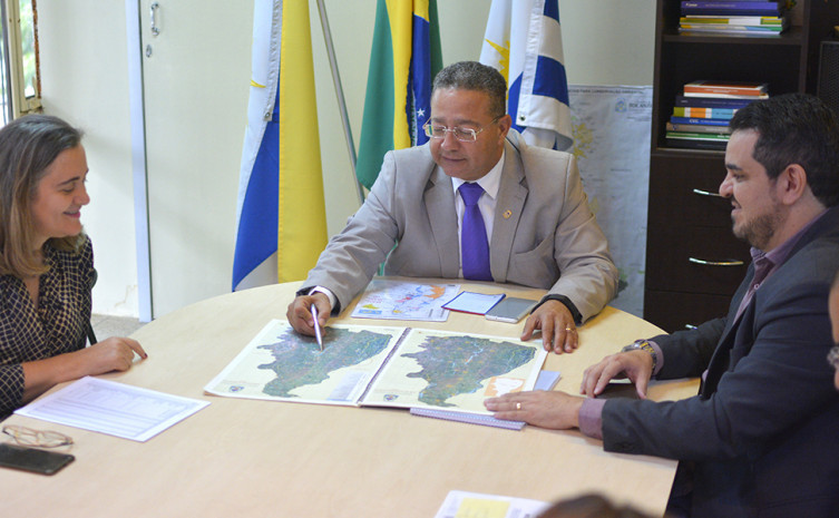 Secretário Tom Lyra apresenta  mapa etnoturístico aos técnicos da Sefaz durante reunião que discutiu o projeto Tocantins 2040