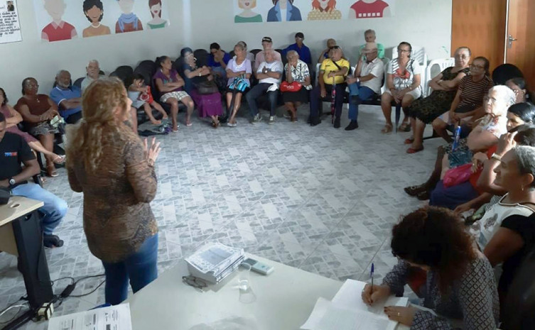 Orçamento familiar foi um dos temas abordados com os idosos