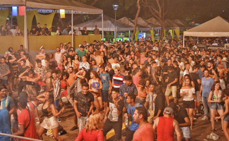 Praça dos Girassóis foi ocupada pelos foliões