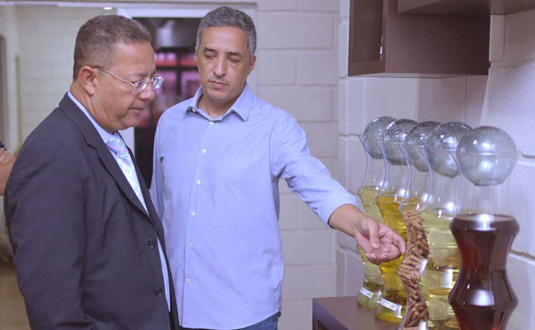 Gerente Industrial da Granol, Marcelo Landa, apresenta produtos produzidos pela unidade de Porto  Nacional ao secretário Tom Lyra