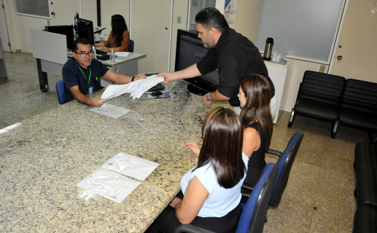 Equipe da Controladoria protocola as contas dos ordenadores de despesas do Executivo no TCE