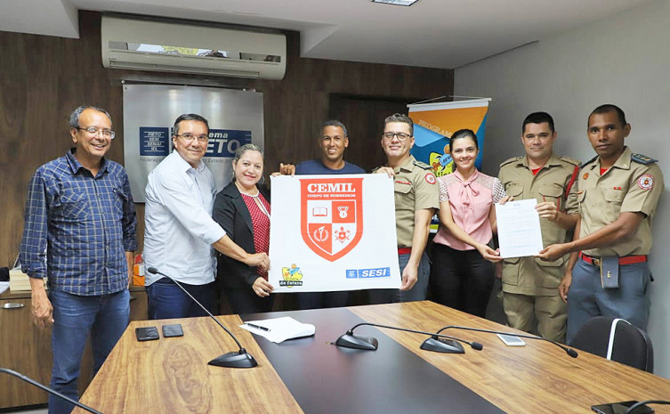 Representantes do Sesi e Corpo de Bombeiros Militar na cerimônia de assinatura da parceria no Programa Atleta do Futuro