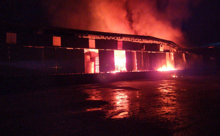 Incêndio começou às 4 horas da madrugada e destruiu parte do estoque de grãos da empresa