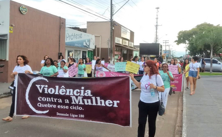 Caminhada visa sensibilizar a população sobre a importância da garantia dos direitos da mulher e o enfrentamento à violência 