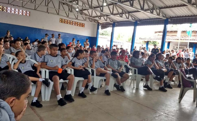 Alunos do Colégio Militar, em Guarai, recebem orientações sobre Educação Financeira
