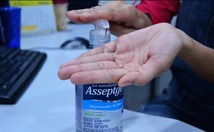 Vendas de álcool gel, luvas e máscaras passam a ser limitadas e Procon reforça monitoramento dos preços