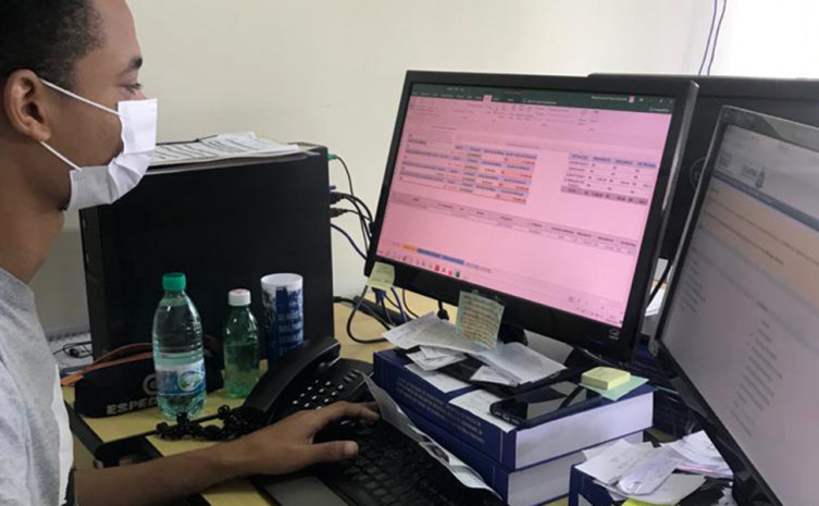 Para os servidores que mantém o trabalho nas áreas internas recomenda-se reforçar os cuidados com higiene como medida de prevenção