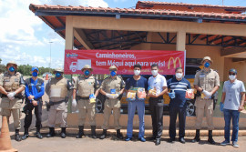 Em parceria com McDonald's, Polícia Militar entrega lanches para caminhoneiros na TO-080